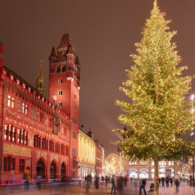 “Adväntsboxz” on the Marktplatz” (D’Adväntsbox uff em Märtplatz)